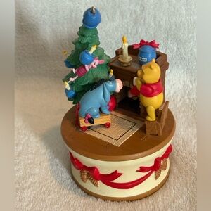 Hallmark Music Ornament 2005 Getting Ready For Christmas Disney Pooh and Friends